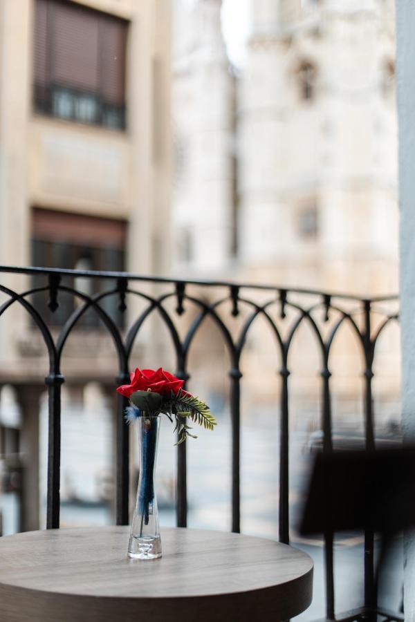 Albany Ancha Hotel Leon Bagian luar foto A rose left on the balcony of the hotel room where Kennedy was found dead