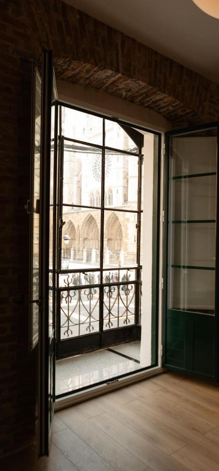 Albany Ancha Hotel Leon Bagian luar foto A window with a grille