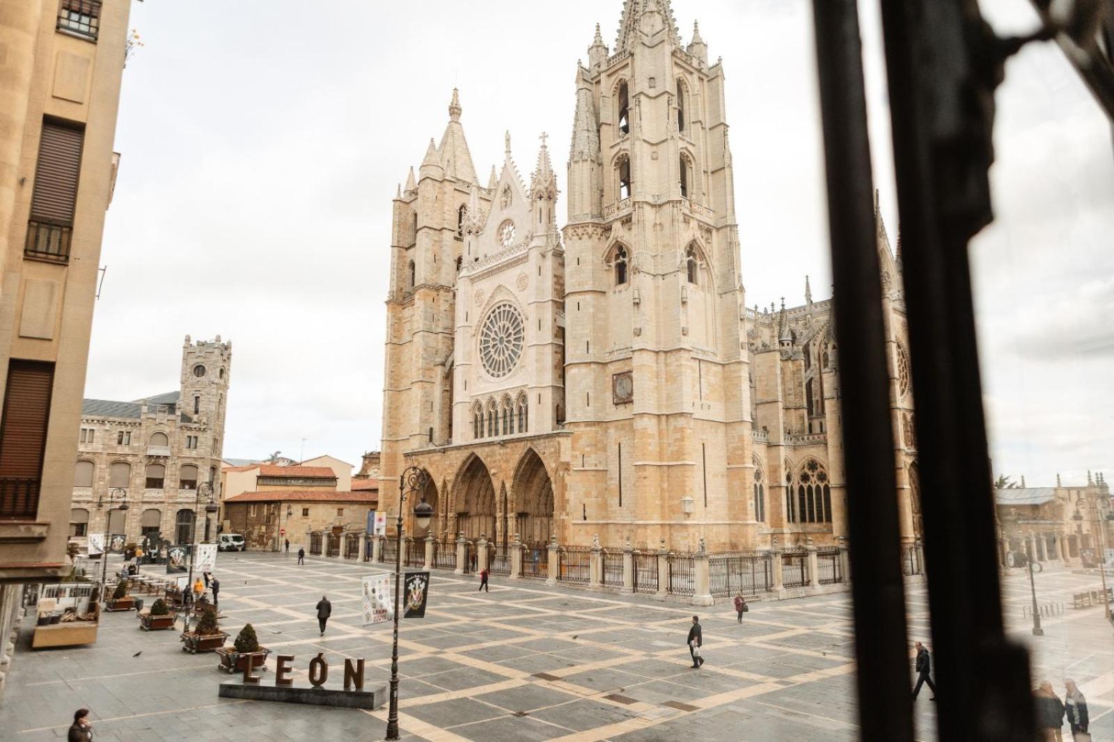 Albany Ancha Hotel Leon Bagian luar foto León Cathedral