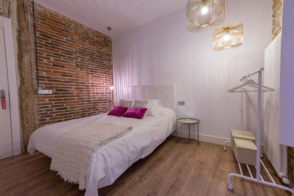Albany Ancha Hotel Leon Bagian luar foto A bedroom in a hotel in Spain