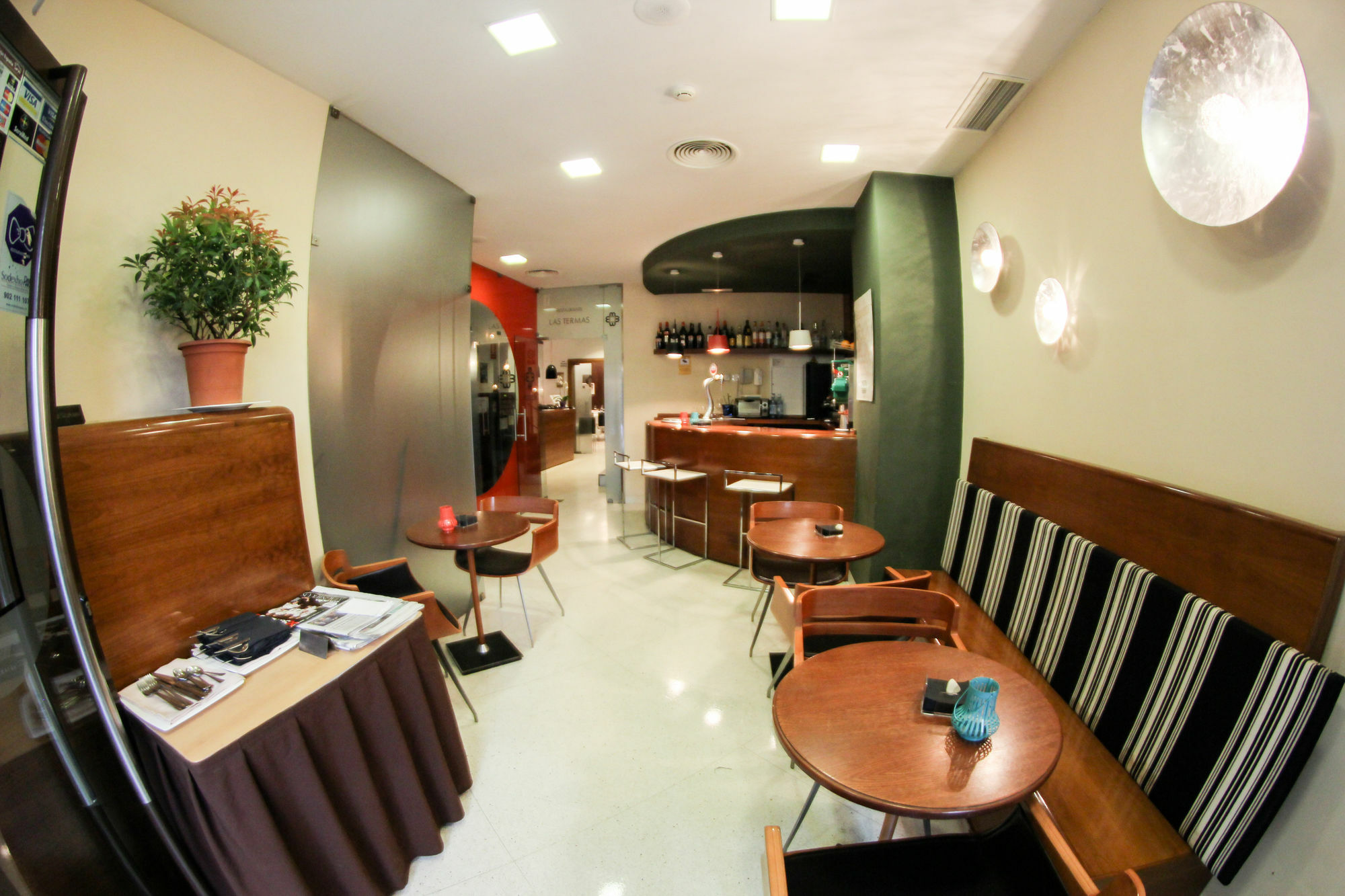 Albany Ancha Hotel Leon Bagian luar foto A typical hotel bar