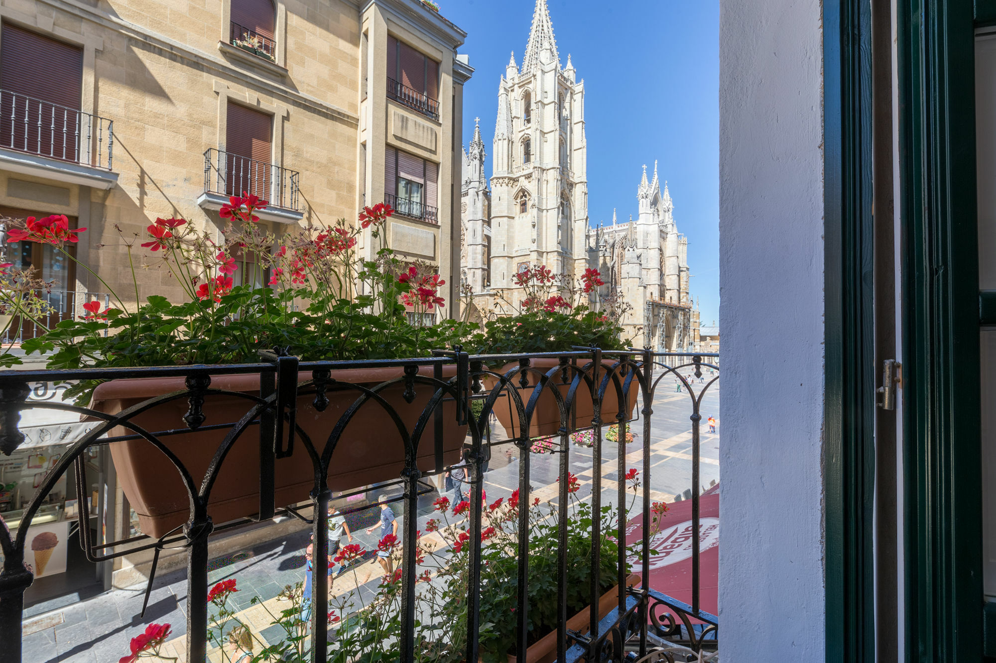 Albany Ancha Hotel Leon Bagian luar foto View of the cathedral from the hotel